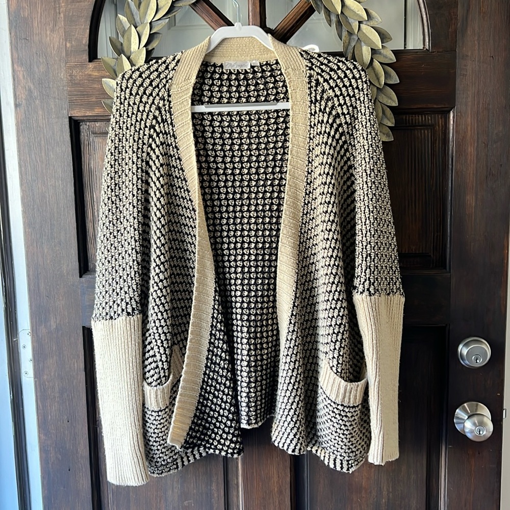 Oversized wrap-like sweater. 2 large pockets. Open front. Super comfy and soft.